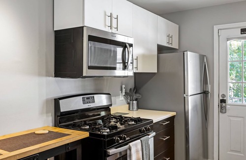 Brookwood Apartment | (B2bE) Enjoy a Pet-Friendly and Clean Condo Near the Beltline