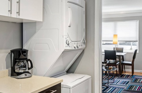 Brookwood Apartment | (B2bE) Enjoy a Pet-Friendly and Clean Condo Near the Beltline