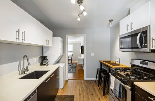 Brookwood Apartment | (B2bE) Enjoy a Pet-Friendly and Clean Condo Near the Beltline