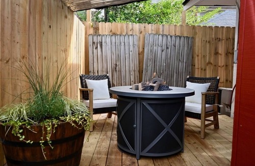 Oakhurst House | Backstage Gallery House