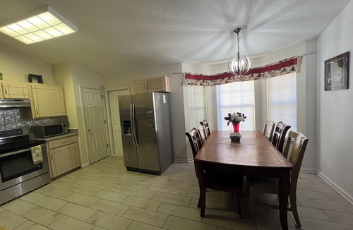 Kingsland House | Backyard lake,near I- 95,To zoo,cumberland park,kingsbay base navy base,beaches