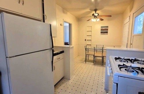 Beverly Hills Bed & Breakfast | Bargain Beverly Hills 2 bedroom ground floor apartment near la Cienega park
