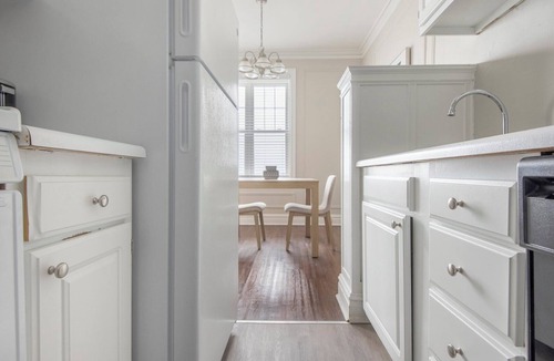 DeBaliviere Place Apartment | Barsala l Modern Studio in the Heart of St. Louis Just Steps from Forest Park