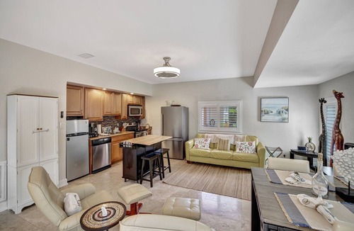 Lauderdale-by-the-Sea House | Beach Duplex 3br Manor with Heated Pool