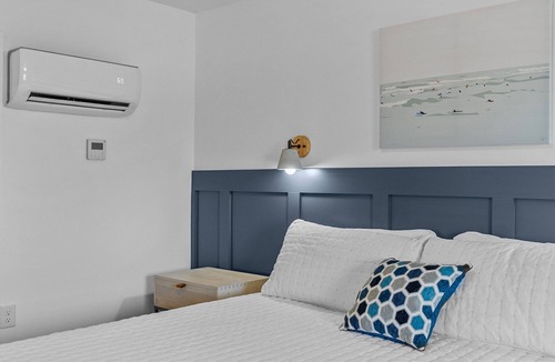 Yaupon Beach Hotel | Beach House OKI - Standard King Room - in hotel on Oak Island, North Carolina