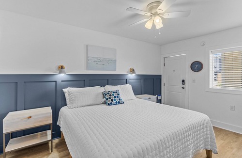 Yaupon Beach Hotel | Beach House OKI - Standard King Room - in hotel on Oak Island, North Carolina