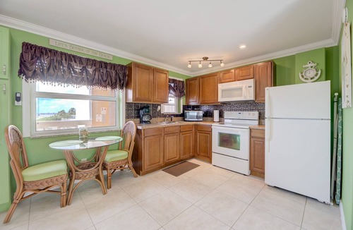 Pompano Beach Apartment | BEACHFRONT COMPLEX STUDIO Sleeps 2 Full Kitchen, Free parking, Heated Pool