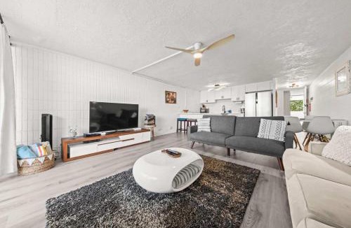 Punaluu House | Beachfront Condo with Ocean View