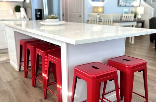 Gilchrist House | BEACHFRONT-HOTTUB- 5br-4ba, amazing deck, grill & chill, hoops, kids’ loft, pets