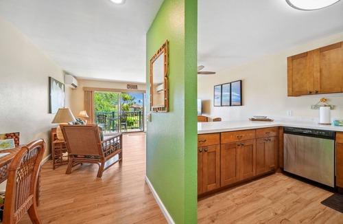 Kapaa Condo | Beachfront Resort - AC! Steps to Beach & Pool
