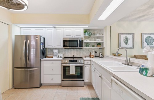 St. Simons Island Condo | Beachy Island Retreat | Minutes to East Beach, Pier Village & Golf