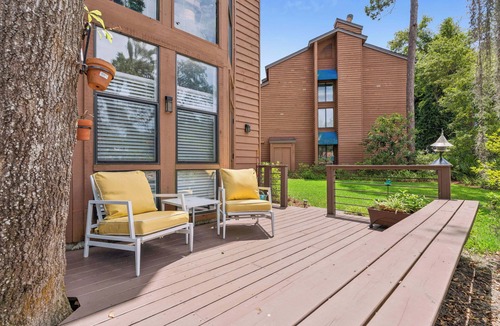 St. Simons Island Condo | Beachy Island Retreat | Minutes to East Beach, Pier Village & Golf