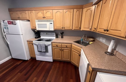 Southwest Garden House | Beautiful 4 bedroom Home by the Hill - Privacy Fenced Backyard and Fast Internet