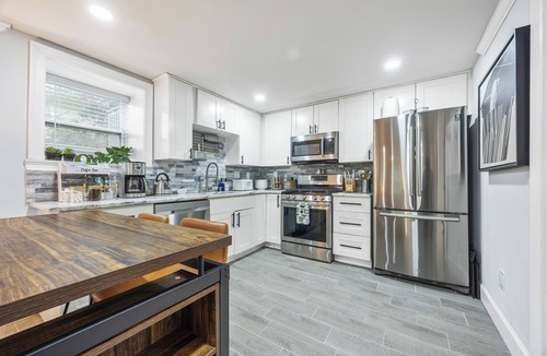 Buckhead House | Beautiful Buckhead Unit + Direct MARTA to World Cup Stadium + King Bed