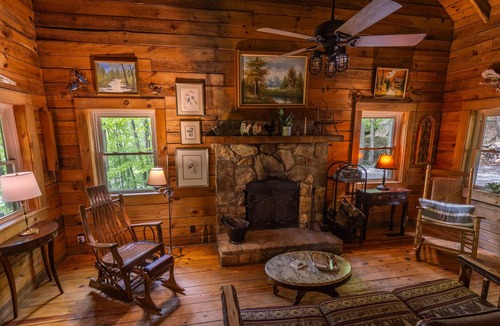 Burnsville Cabin | Beautiful log cabin with AC and WiFi in gorgeous Burnsville.