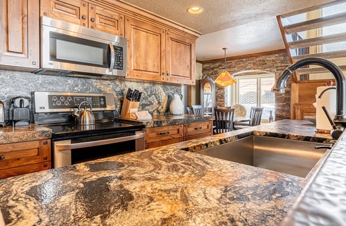 Deer Valley House | Beautiful Modern Home in Great Location, Hot Tub +Patio, Luxury Amenities!