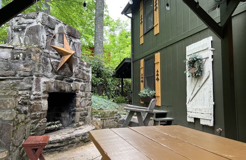 Newland Cabin | Beautiful Mtn Cabin! Pet Friendly, Hot Tub, Fireplace, Winery, Skiing