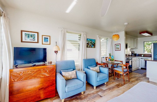 Wailua House Lots Condo | Beautiful oceanfront studio on the beach with outdoor pool & full kitchen