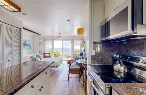 Wailua House Lots Condo | Beautiful oceanfront studio on the beach with outdoor pool & full kitchen