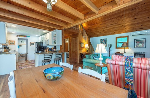 Burnsville Cottage | Bee Balm Cottage~Cozy Cottage~Pet-Friendly Retreat~3 Mins to Burnsville