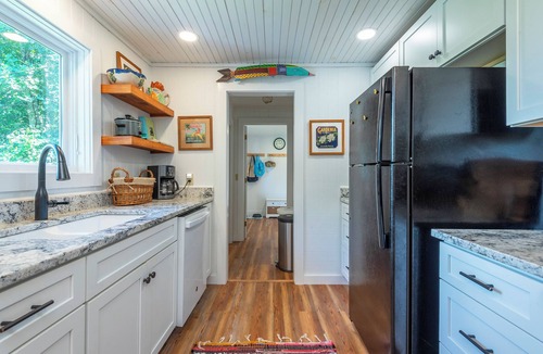 Burnsville Cottage | Bee Balm Cottage~Cozy Cottage~Pet-Friendly Retreat~3 Mins to Burnsville