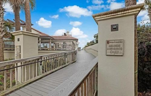 Sawgrass House | Belle Vue - Modern condo near beach w golf views