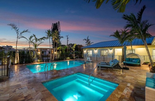 Singer Island Apartment | Bermuda Bungalows #3 🌴🏄‍♀️Quick Walk to Public Beach 🏊🩴Pool/Spa On-Site 🏖️🌅Downtown Singer Island 🌊😎Walk to Restuarants, Bars, Shops 🐬🌞Free On-Site Parking!