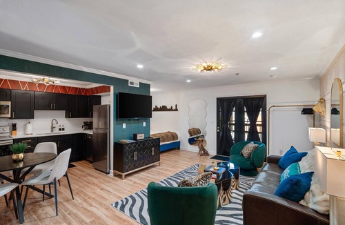Rutledge Hill Condo | Best Location! Walk to Broadway & Downtown! Balcony-2 Car Parking-Laundry-Wi-fi