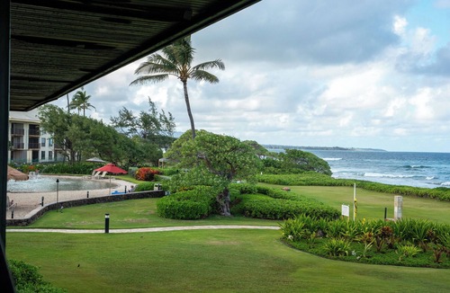 Hanamaulu Condo | BEST Ocean View on Property 2 Queen beds Beachfront Resort, restaurant's on site