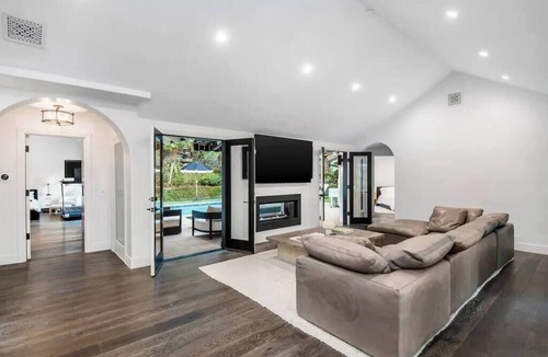 Beverly Hills House | Beverly Hills Lux Retreat: Elegance Meets Serenity