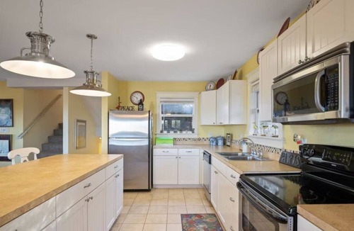 Tuckahoe House | Big Duck Energy: Skip the Traffic! Walk to Beach, Shopping or Restaurants