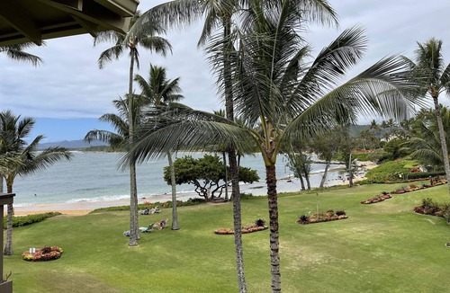 Kapaa Condo | Blue Hawaii - Top Floor Lae Nani 334 - Beachfront Condo with AC & WD