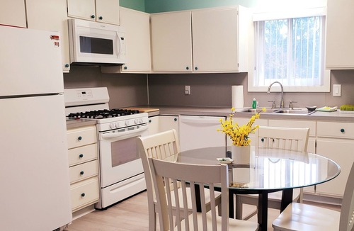 Saugatuck Cottage | Blueberry Cotg, Saugatuck. Walk downtown. Clean, crisp, colorful, convenient.