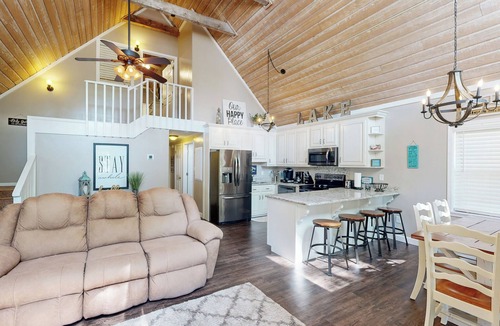 Eatonton Cabin | Boat Dock & Waterfront Fire Pit: Lake Sinclair Gem