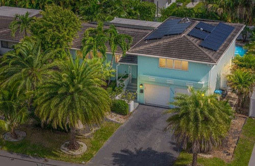 South Corals House | Boho Chic Villa I Pool & Spa I Game room Retreat and Private Cinema I EV charger