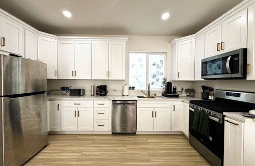 Alhambra House | Boho luxury 2 master suites, huge yard