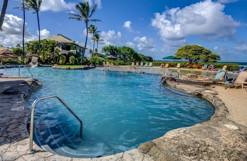 Hanamaulu Condo | Breathtaking Oceanfront Resort, 4 pools, 2 Jacuzzis and Restaurants on Site