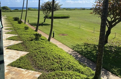 Hanamaulu Condo | Breathtaking Oceanfront Resort, 4 pools, 2 Jacuzzis and Restaurants on Site