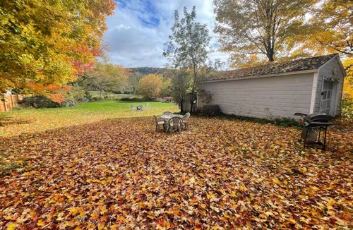 Poultney House | Bright and Cheery 3 Bedroom Home w/Wifi and Laundry