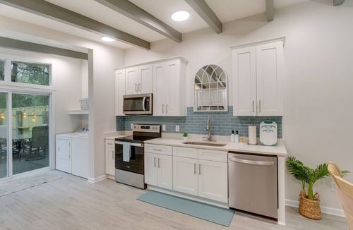 Jekyll Island House | Bright Jekyll Island Home w/Deck < 1 Mi to Beach