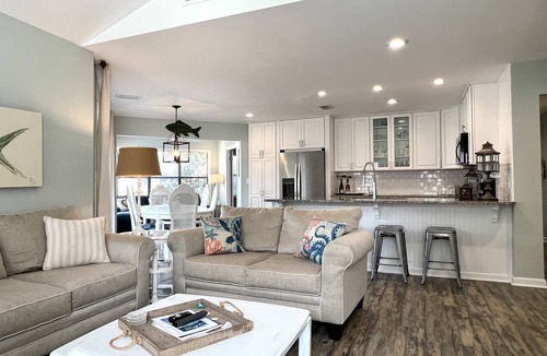 Demere Park Condo | Bright, newly updated 3 BR 2 BA condo - Walk to Pier and Village!