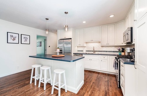 Clayton-Tamm House | Bright & open | family & pets | fenced yard, deck