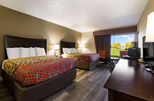 Perry Hotel | Budget-Friendly Perry Room |Free Breakfast, On-Site Parking & Indoor Pool Access