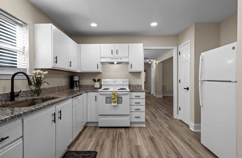 Wilmington House | Camelot Cottage - We love Dogs - Beach Mins. Away