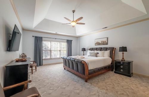 Cartersville House | Cartersville Home with Basement Media Room & Yard
