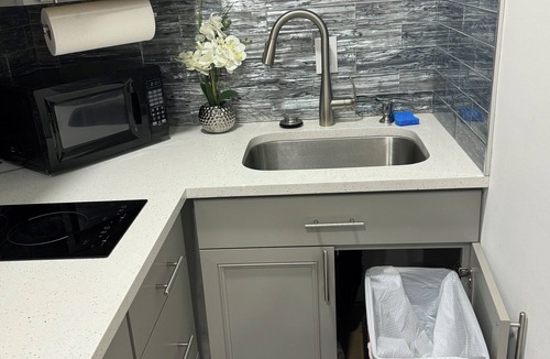 West Palm Beach Apartment | Charming 1-bedroom apartment with WiFi, AC in wonderful West Palm Beach