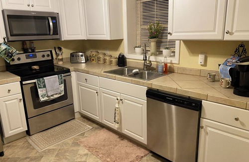 Hendersonville Cottage | Charming 2-bedroom 1.5 bath cottage with WiFi and AC near Main St Hendersonville