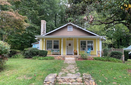 Hendersonville Cottage | Charming 2-bedroom 1.5 bath cottage with WiFi and AC near Main St Hendersonville