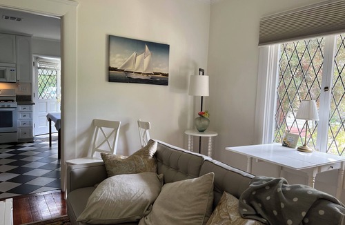 South Arroyo Cottage | Charming 2-bedroom cottage in Pasadena with AC