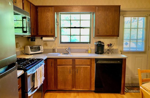 Town Center House | Charming 2-bedroom Townhouse in Kennesaw with Single Floor Layout